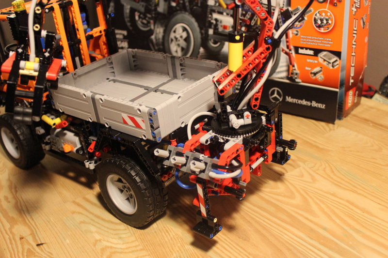 Illustration for article titled LEGO Unimog U400: The Oppo Review